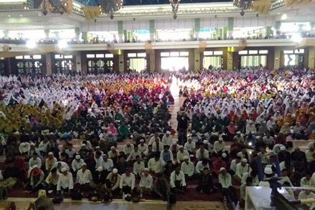 Sebanyak 8 Ribu Jamaah Sholawat Nariyah Padati Masjid Raya JIC