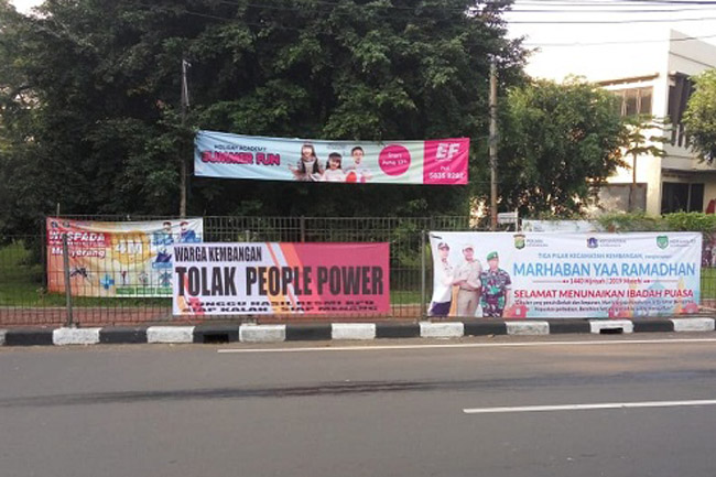 Warga Jakarta Barat Pasang Spanduk Tolak People Power