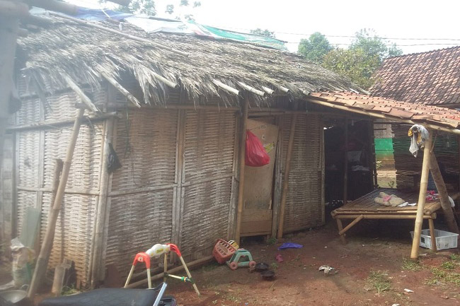 Tak Ada Perhatian Pemkab Tangerang, Warga Desa Kemuning Saweran Untuk Bedah Rumah